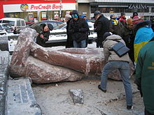 Déboulonnage de la statue de Lénine le 8 décembre 2013.