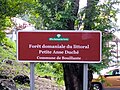 Panneau indiquant l'entrée dans la forêt domaniale du littoral de Petite Anse Duché.