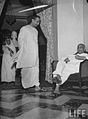 Der indische Industrielle G. D. Birla (l.) unterhält sich mit seinem Besucher Vallabhbhai Patel. Im Hintergrund ist Patels Tochter Manibehn Patel, 1946