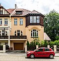 Wohnhaus, ein Bau mit Nr. 13, mit Garten und Garteneinfriedung