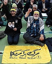 احمدآبادی سمت چپ در نماز جمعه تهران ۲۲ دی ۱۳۹۶ با پرچم مرگ بر آمریکا