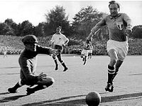 IFK Norrköpings målvakt Bengt Nyholm och Malmö FF:s Henry Thillberg under en match år 1955.