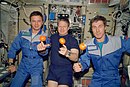 Вилијам Шеперд (у средини) у космосу са Сергејем Крикаљовим (десно) и Јуријем Гидзенком (лево), 2000. године