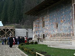 Imagen exterior de las paredes del sur de la iglesia.