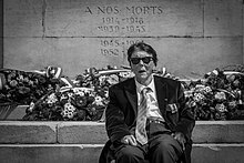 Jean-Jacques Bastian devant le monument aux morts de Strasbourg en 2015.