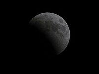 El comienzo del eclipse a las 18:52 UTC visto desde Atenas, Grecia.