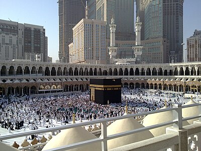 Pemandangan Ka'bah yang terletak di Masjidil Haram, Makkah, Arab Saudi, dan di sekelilingnya terlihat orang-orang melakukan Thawaf. Gambar ini diunggah pada tahun 2011.