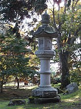 Kasuga-dōrō in the Ikeda-shi Garden