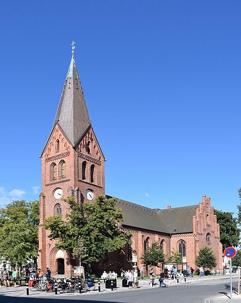 Datei:Kirche Warnemünde 2016.jpg
