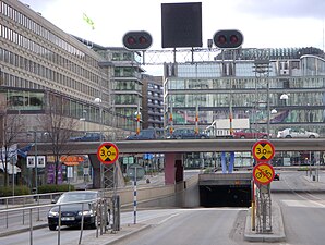 Vy från Sveavägen, Hästskon 12 till vänster. I förgrunden Mäster Samuelsgatans viadukt.