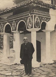 Léon Lamouche devant le monastère de Bachkovo, dans les années 1920.
