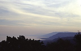 El lago Manyara desde los acantilados.