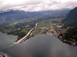 Port Valais luoteesta nähtynä Genevenjärveen laskevan Rhônen oikealla puolella.