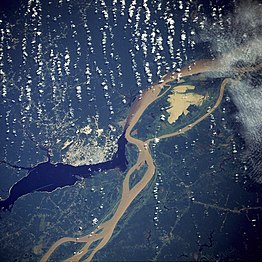 Манаус, крупнейший город на Амазонке, расположен у слияния вод[en] песочного Солимойнса и чёрной Рио-Негру