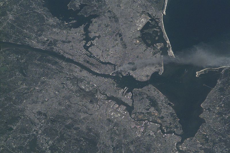 File:Manhattan smoke plume on September 11, 2001 from International Space Station (ISS003-E-5388).jpg