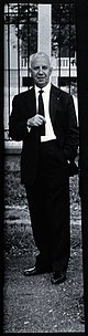 image noir et blanc en pied de Marcel Vaucel en costume prise en extérieure
