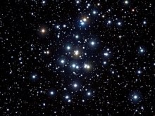 Snímek hvězdokupy Jesličky ukazuje několik desítek jasných a další stovky slabých hvězd
