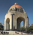 Monumento a la Revolución; las columnas funcionan como criptas.