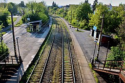 Pohled na kolejiště zastávky Praha-Strašnice zastávka z pěší lávky přes trať