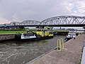 De verkeersbrug met stuw en sluis.