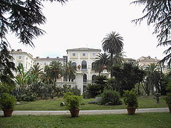 Verso il Tevere: facciata di Villa Corsini dal parco