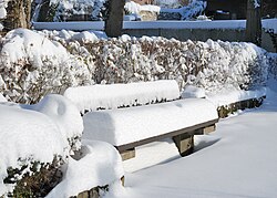 Eine verschneite Parkbank in Hirschlanden.