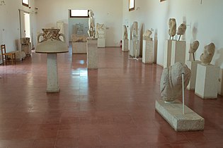 Salle des sculptures et poteries anciennes.