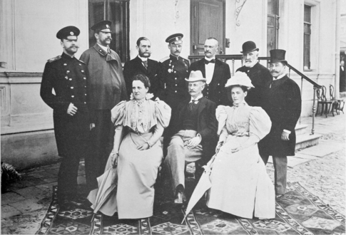 ニコライ2世の戴冠式（1896年）に出席したザクセン＝アルテンブルク公国からの出席者たち。前列中央がアルベルトでその左にヘレーネ。後列左側の2人はヘレーネの弟カール・ミヒャエルとゲオルク・アレクサンダー。