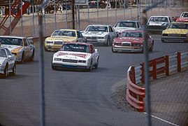 Septembre 1984, voitures de NASCAR Cup Series avant le départ sur l'ancienne configuration du circuit.