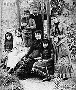 A familia Murguía-Castro en 1883 ou 1884, Alejandra é a da dereita de todo.