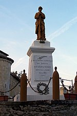 Poilu au repos (monument aux morts)