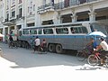 Holguín auf Kuba: ein ehemaliger Omnibus umgebaut zu einem Sattelauflieger