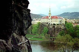 Vormalige Steiganlagen an der Schäferwand und Blick zum Schloss