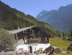 Tauernhaus Spital, im Hintergrund der Tauernkogel (2988 m)