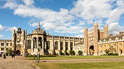 Trinity College'daki Büyük Bahçe (Great Court)