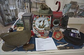 Vitrine d'objets de la Première Guerre mondiale.