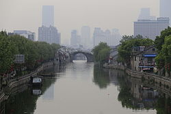 Blick auf die Qingming-Brücke und das Stadtzentrum