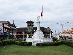 Zamboanga City Hall, Rizal monument centered