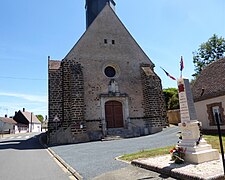 L'église et le monument aux morts.