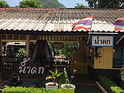 สถานีรถไฟน้ำตก ในเส้นทางรถไฟสายใต้ เป็นสถานที่คมนาคมคอยให้บริการด้านการเดินทางกับประชาชนในพื้นที่เทศบาล