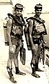 רפאל (משמאל) עם חברו ליאור מרגולין באימון צלילה במהלך קורס חובלים,1967.