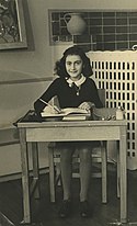 Foto Anne Frank pada tahun 1940