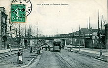 Vue du viaduc de Pontlieue, sous lequel passait l'avenue du même nom. Afin d'éviter toute difficulté d'exploitation, les voies des TS et celles des tramways urbains ne se croisaient pas (à l'exception du Pont en X) et les voies empruntant les mêmes voies étaient établies l'une à côté de l'autre, comme c'est le cas ici