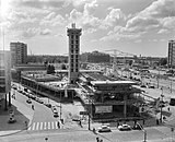 De bouw in 1961, links Kruiskade, rechts Weena