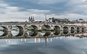Le pont Jacques-Gabriel vu depuis le quai Amédée-Contant, à Blois-Vienne, avec derrière l'église Saint-Nicolas et le château.