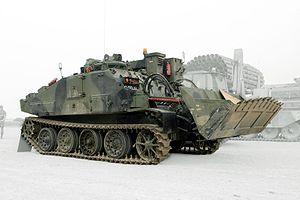 Задня сторона бойового інженерного тягача FV180