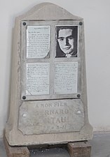 Monument et plaque en hommage à Bernard Courtault, fusillé en 1943[5].