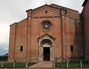 Façade d'église en briques.