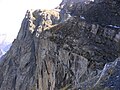 Soulignée par la neige, vire de la falaise sud du cirque sur la mince couche de calcaire crétacé qui recouvre le socle granitique