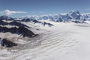 Der Columbus-Gletscher befindet sich hinter der niedrigen Bergkette (rechts oben im Bild) unmittelbar vor dem Mount Saint Elias